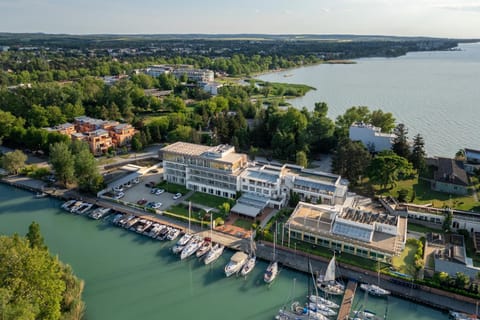 Property building, Bird's eye view, Lake view, Location