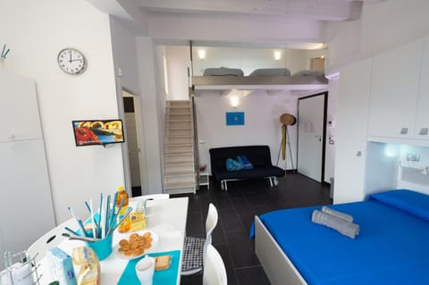 Bed, TV and multimedia, Kitchen or kitchenette, Living room, Photo of the whole room, Dining area, Bedroom, wardrobe, kitchen