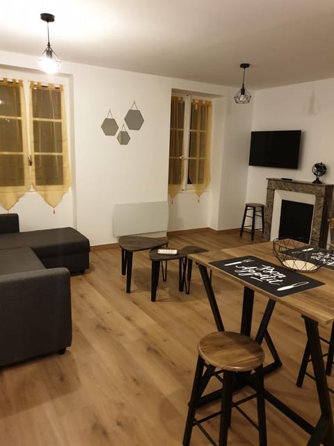 Communal lounge/ TV room, TV and multimedia, Living room, Dining area