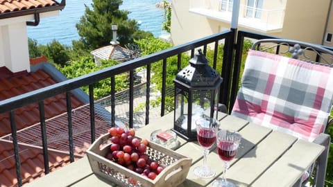 View (from property/room), Balcony/Terrace, Dining area, Sea view