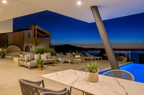 BBQ facilities, Balcony/Terrace, Dining area, Swimming pool