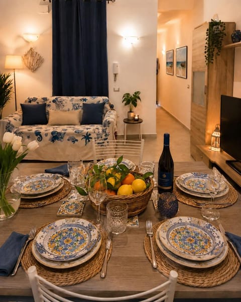 Living room, Food and drinks, Seating area, Dining area, Food, Drinks