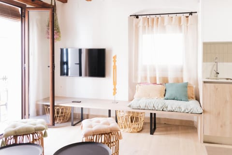 TV and multimedia, Living room, Seating area, Dining area