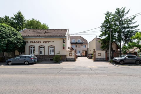 Street view, Location, Parking