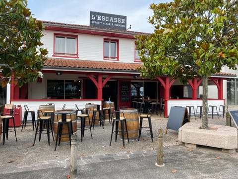 Patio, Restaurant/places to eat, Lounge or bar