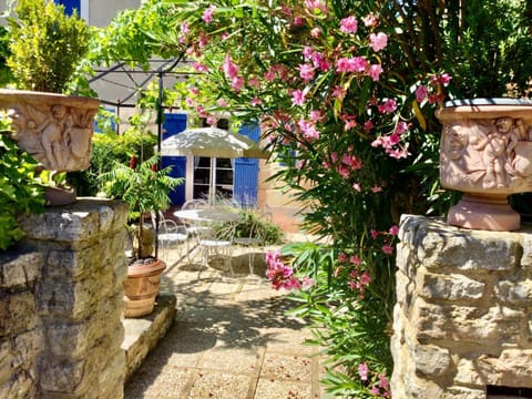 Property building, Patio, Balcony/Terrace