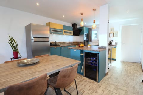 Coffee/tea facilities, Dining area, dishwasher, microwave, oven, stove, kitchen