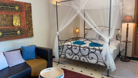 Bed, Living room