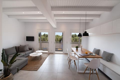 Living room, Dining area, Mountain view