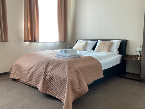 Bedroom, Text overlay, towels