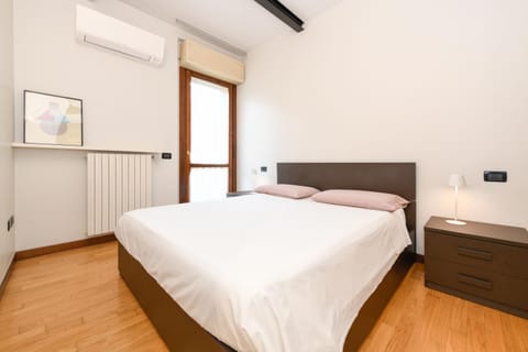 Bed, Balcony/Terrace, Photo of the whole room, Bedroom, furniture, internet, wardrobe, air conditioner