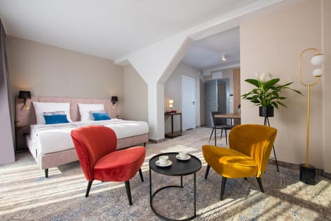 Bed, Photo of the whole room, Seating area