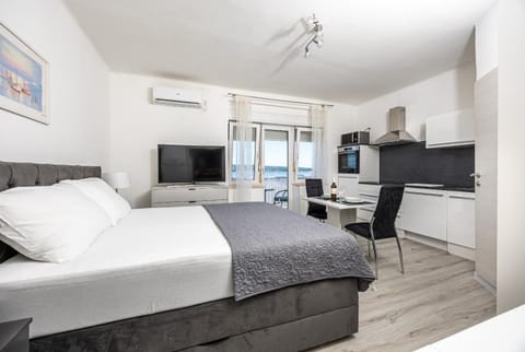 Bed, TV and multimedia, Kitchen or kitchenette, Dining area, Bedroom, air conditioner