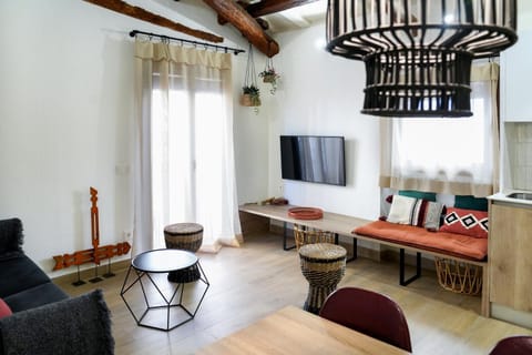 TV and multimedia, Living room, Lounge or bar, Seating area, Dining area