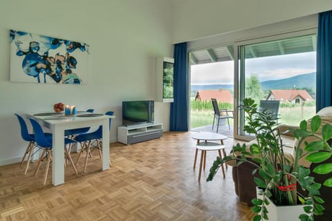 Patio, Communal lounge/ TV room, Natural landscape, View (from property/room), Balcony/Terrace, Living room, Seating area, Dining area, Mountain view