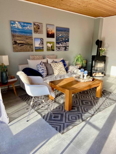 Decorative detail, Seating area, flat iron