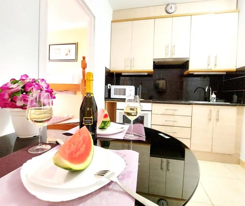 Kitchen or kitchenette, Dining area, minibar, pet friendly, stove, toaster