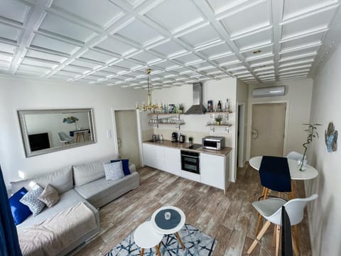 TV and multimedia, Kitchen or kitchenette, Living room, Seating area, Dining area, stove, air conditioner