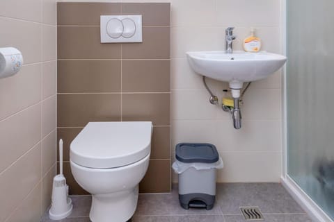 Apartment Sleeps 4 with Patio & Grill Apartment in Stari Grad