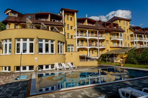 Day, Pool view, Swimming pool, sunbed
