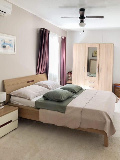 Bed, Bedroom, wardrobe, air conditioner