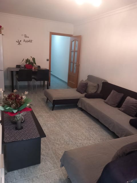 habitación pequeña en piso compartido con 2 adultos Vacation rental in Valencia