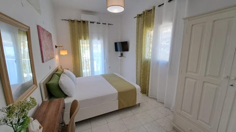 Bed, TV and multimedia, Bedroom, wardrobe