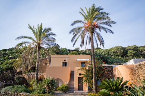 Property building, Spring, Day, Natural landscape, Garden, Garden view