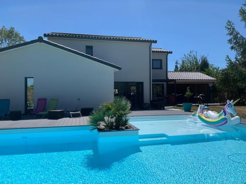 Property building, Garden, Swimming pool