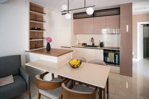 Kitchen or kitchenette, Seating area, Dining area, oven