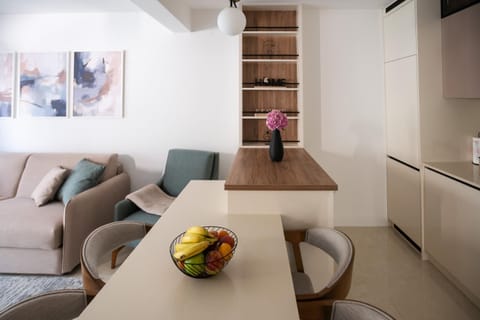 Kitchen or kitchenette, Seating area, Dining area