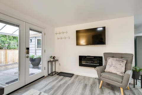 Patio and Grill Dog-Friendly Redmond Getaway! Apartment in Redmond