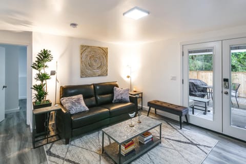 Patio and Grill Dog-Friendly Redmond Getaway! Apartment in Redmond