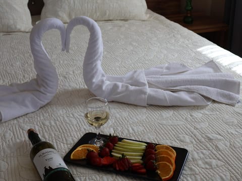 Bed, Food and drinks, Photo of the whole room, Bedroom, Alcoholic drinks