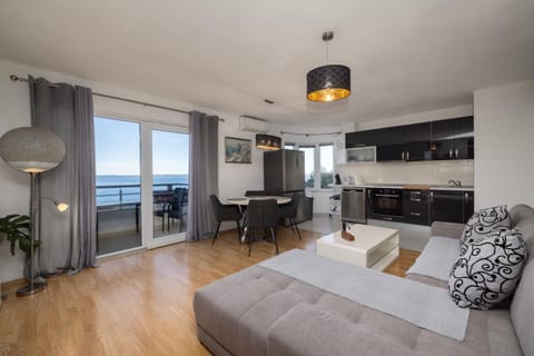 Natural landscape, TV and multimedia, Living room, Photo of the whole room, Seating area, Dining area, Sea view, pet friendly