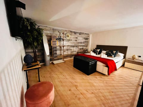 TV and multimedia, Photo of the whole room, Bedroom