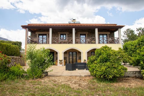 Property building, Garden, Balcony/Terrace