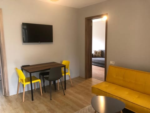 Communal lounge/ TV room, TV and multimedia, Living room, Seating area, Dining area
