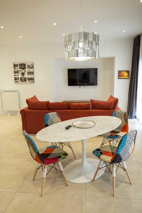 TV and multimedia, Living room, Seating area, Dining area