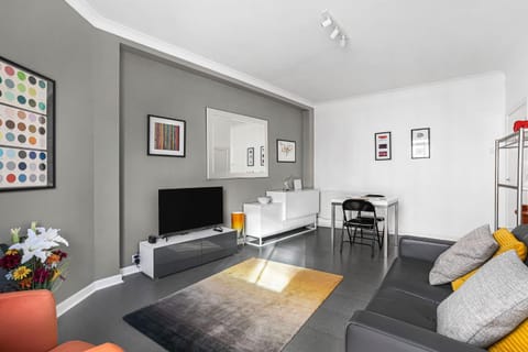 TV and multimedia, Living room, Evening entertainment, internet