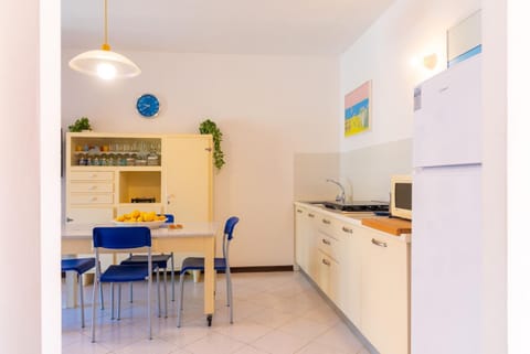 Kitchen or kitchenette, Dining area, stove