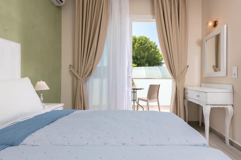 Bed, Balcony/Terrace, Photo of the whole room, Bedroom