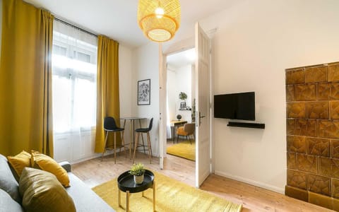 Communal lounge/ TV room, TV and multimedia, Living room, Seating area, Evening entertainment