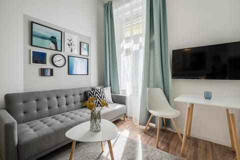 Communal lounge/ TV room, TV and multimedia, Living room, Seating area, Dining area, City view