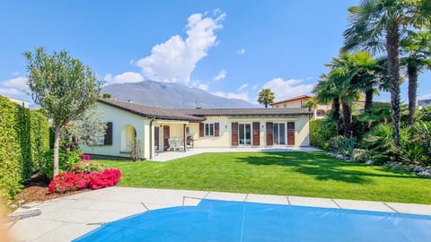 Property building, Garden, Swimming pool