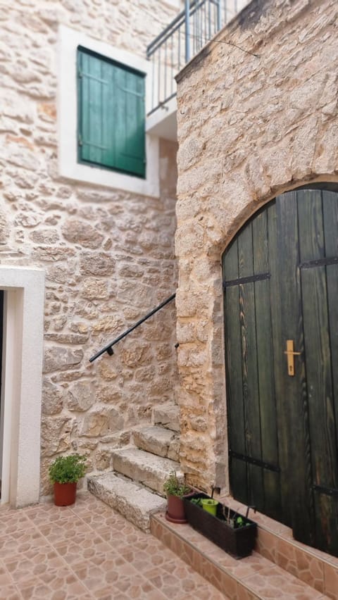 Property building, Facade/entrance, Day, Inner courtyard view