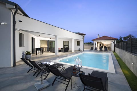 Property building, Patio, Day, Natural landscape, Pool view, Swimming pool, sunbed