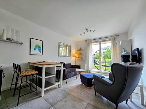 TV and multimedia, Kitchen or kitchenette, Living room, Seating area, Dining area