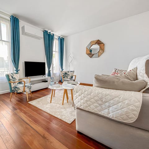 Communal lounge/ TV room, Living room, Seating area