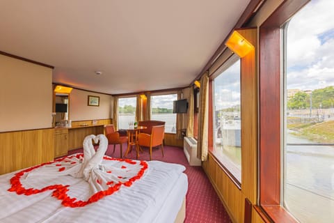 Bed, View (from property/room), Living room, Photo of the whole room, Bedroom, River view